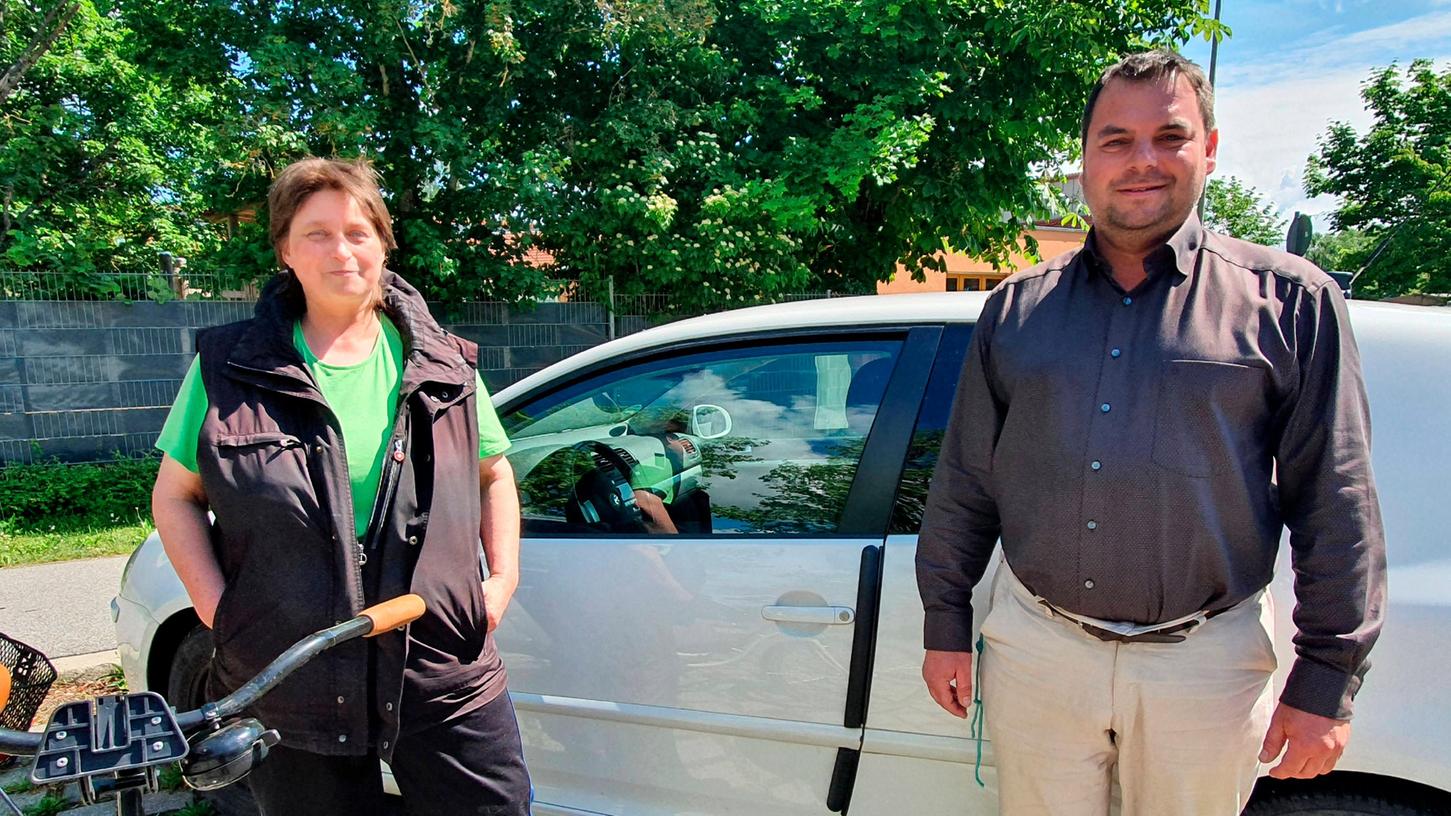 Susanne Körner, die Finderin des vermissten Golfs und Besitzer Adrian H. Nach einer zweiwöchigen Odysee hatte Körner den verlorenen Wagen vor dem Donauer-Kindergarten in Neumarkt wiedergefunden.
Susanne Körner, die Finderin des vermissten Golfs und Besitzer Adrian H. Nach einer zweiwöchigen Odysee hatte Körner den verlorenen Wagen vor dem Donauer-Kindergarten in Neumarkt wiedergefunden.