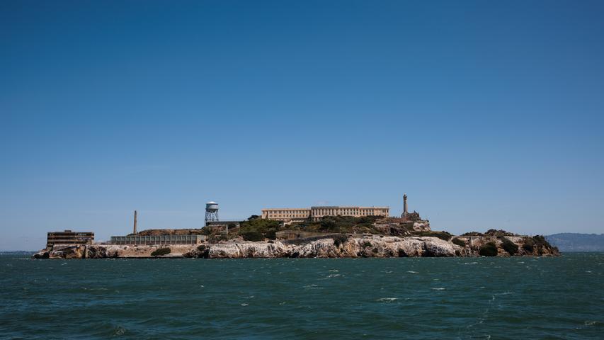 Auf der Fähre zurück nach San Francisco kann man ganz nebenbei einen Blick auf das Sagenumwobene Gefängnis Alcatraz werfen.