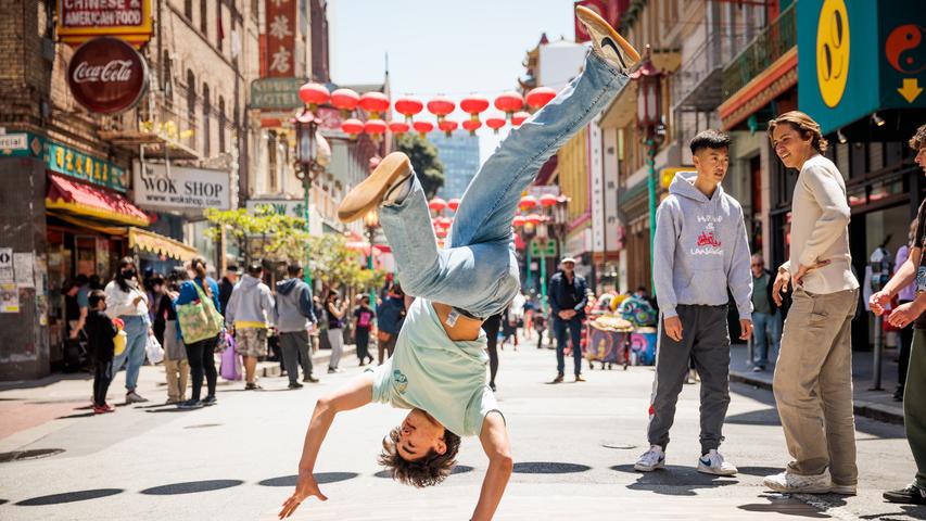 San Francisco hat viele, sehr lebendige Stadtteile. Eines davon ist Chinatown, hier gibt ein Breakdancer sein Können zum Besten.