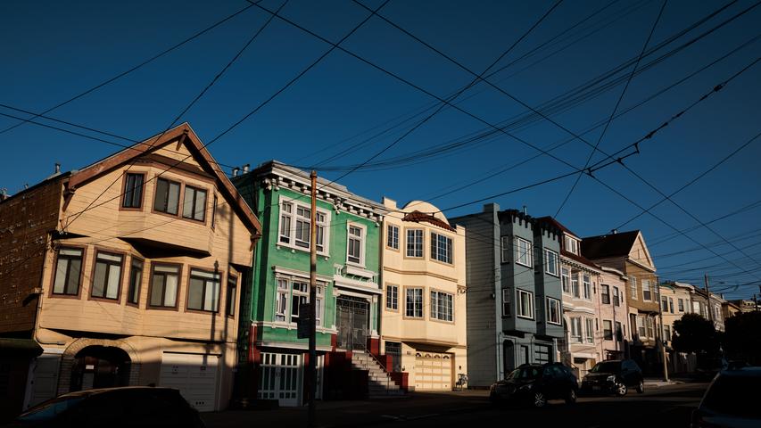 Kleine Häuser, in kleinen Straßen. Wer nicht gerade in Downtown unterwegs ist, sieht so etwas sehr oft in der Metropole.