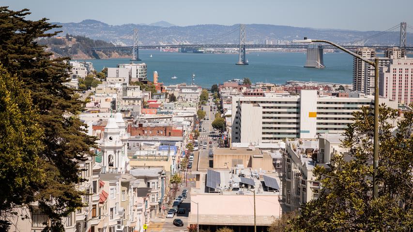 Die Bay Bridge ist zwar nicht so berühmt wie die Golden Gate Bridge, sie verbindet aber gleich zwei Großstädte: San Francisco und Oakland.