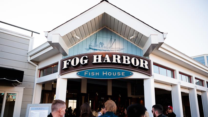 Frischer Fisch, die berühmte Muschelsuppe im Sauerteigbrot und leckere Cocktails gibt es im "Fog Harbour Fish House" auf dem sehr belebten Pier 39.