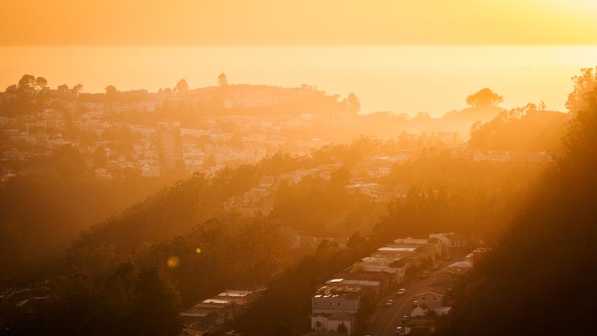 Sonnenuntergang in San Francisco auf den berühmten "Twin Peaks".