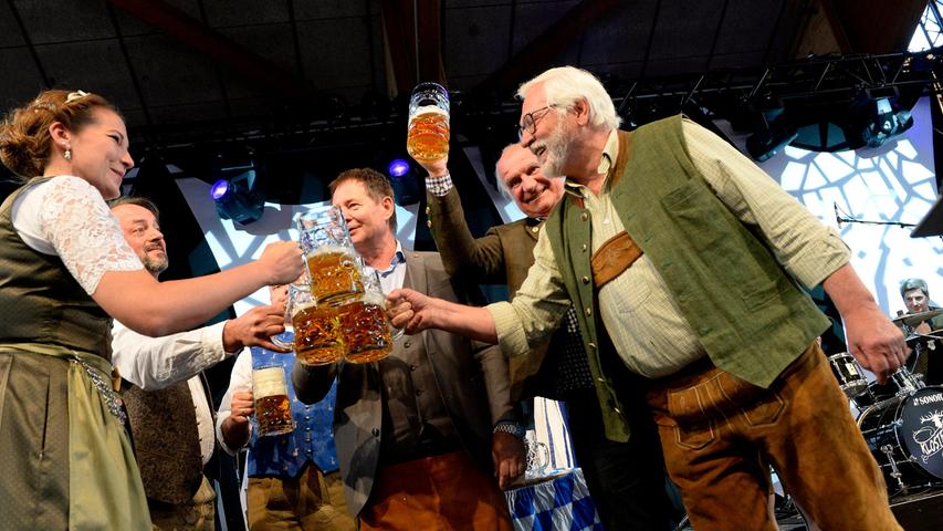 Die bayerische Bierkönigin Sarah Jäger, Festwirt Marco Härteis, OB Thomas Thumann und Festreferent Franz Düring stoßen mit dem frisch gezapften Festbier an.