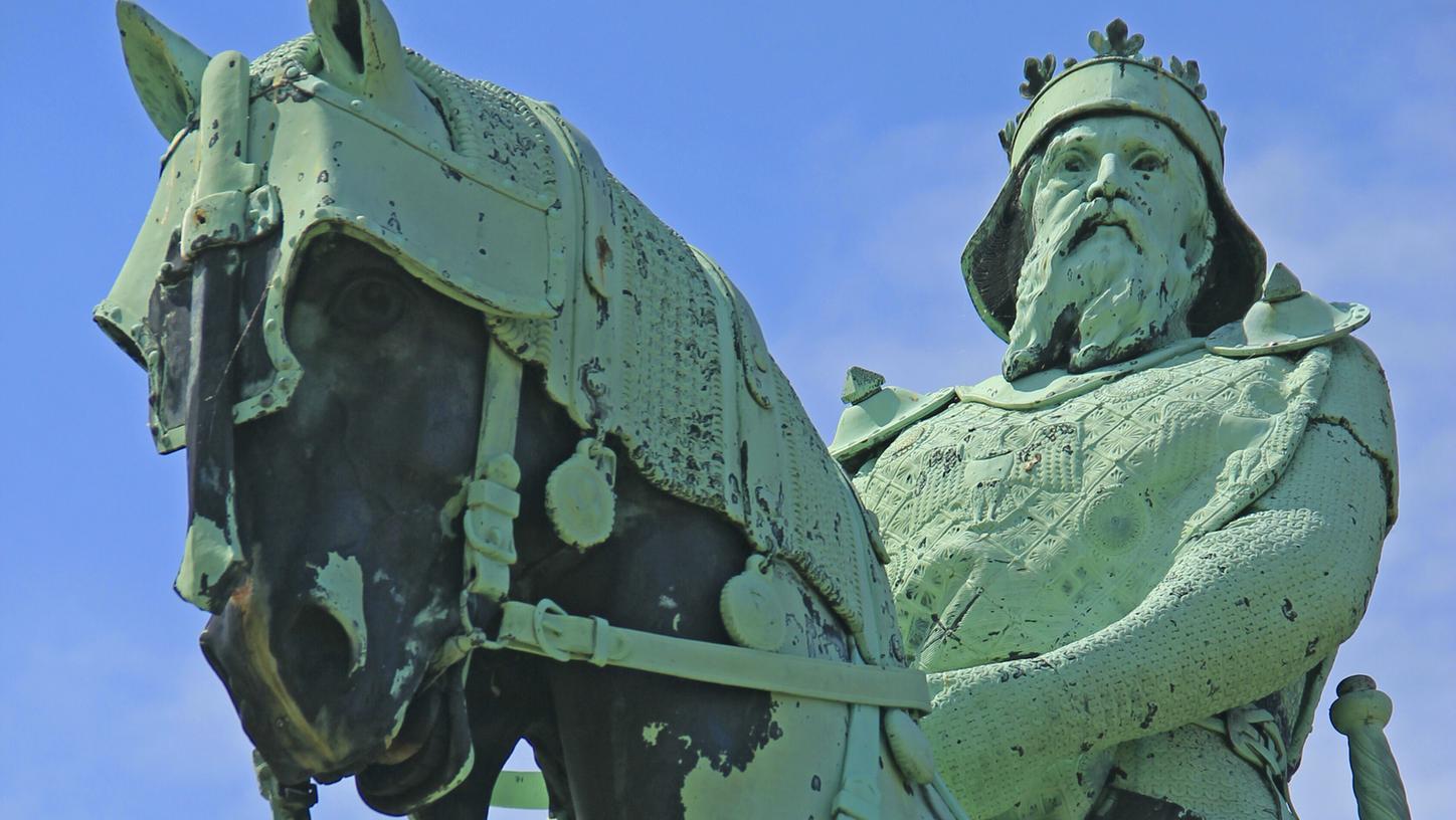 Kaiser Friedrich I. Barbarossa ist einer der bekanntesten Herrscher des Mittelalters. Das Reiterstandbild steht vor der Kaiserpfalz in Goslar.