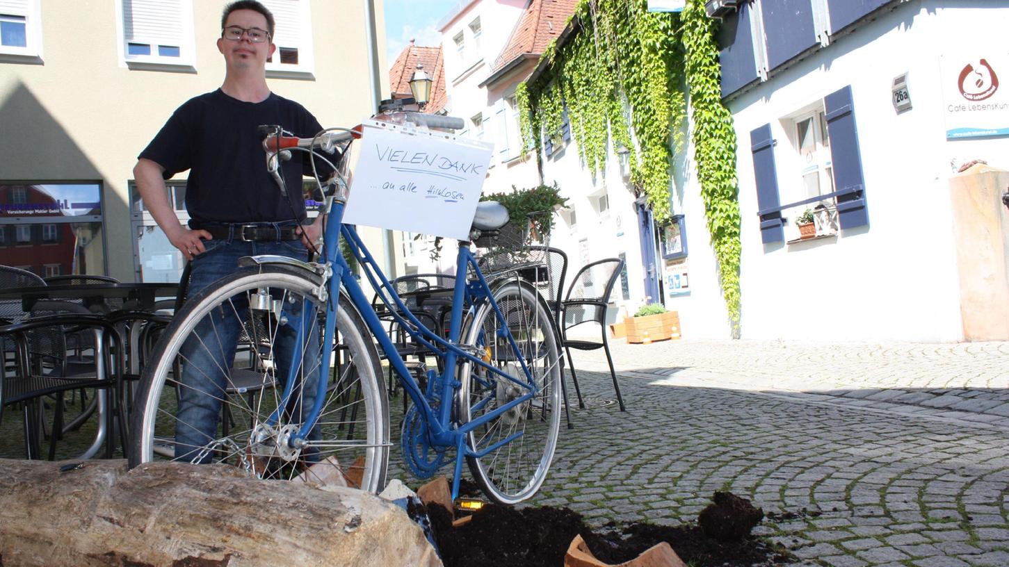 Nur noch ein Haufen Scherben ist von den zwei Terrakottakübeln vor dem Café "Lebenskunst" übrigen, die mit Blumen bepflanzt waren. Mitarbeiter Fabian kann diese Zerstörungswut überhaupt nicht verstehen.