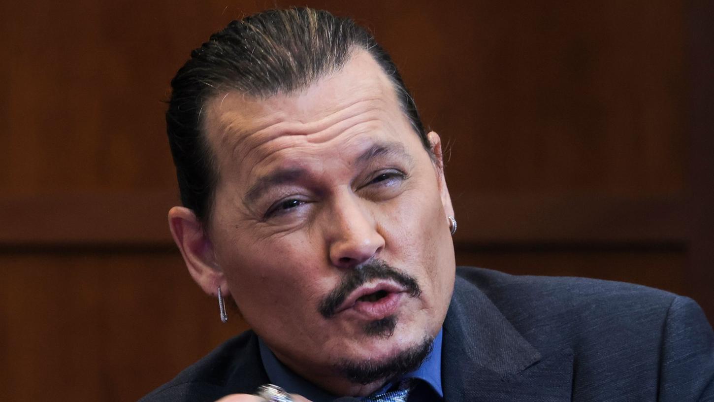 Johnny Depp wurde vor Gericht von seiner Ex-Freundin Kate Moss in Schutz genommen. Johnny Depp wurde vor Gericht von seiner Ex-Freundin Kate Moss in Schutz genommen.