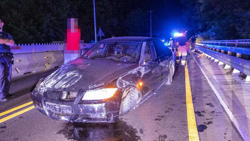 Ein 24-Jähriger war in der Nacht auf Mittwoch von Stegaurach (Lkr. Bamberg) in Richtung Innenstadt unterwegs, als er aufgrund überhöhter Geschwindigkeit im Baustellenbereich die Kontrolle über sein Auto verlor.
