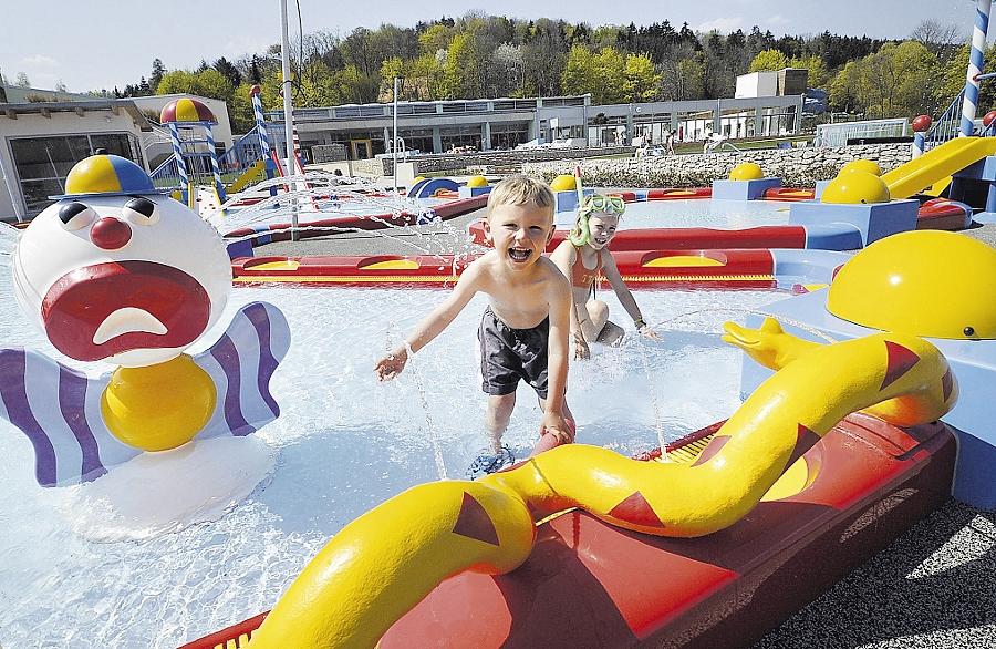 Im Ganzjahresbad CabrioSol in Pegnitz kann den Gästen der Regen egal sein. Ein Schiebedach, das bei schlechtem Wetter zugezogen wird, sorgt jederzeit für Badefreuden ohne großes Bibbern. Vor allem Kinder kommen auf ihre Kosten: Für sie gibt es im Bad eine Erlebnislandschaft.  Zur Homepage geht's hier lang.