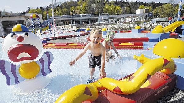 Im Ganzjahresbad CabrioSol in Pegnitz kann den Gästen der Regen egal sein. Ein Schiebedach, das bei schlechtem Wetter zugezogen wird, sorgt jederzeit für Badefreuden ohne großes Bibbern. Vor allem Kinder kommen auf ihre Kosten: Für sie gibt es im Bad eine Erlebnislandschaft. Zur Homepage geht's hier lang.