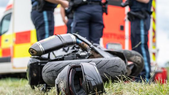 Schwerer Unfall bei Erlangen: Motorradfahrer wird 30 Meter durch die Luft geschleudert