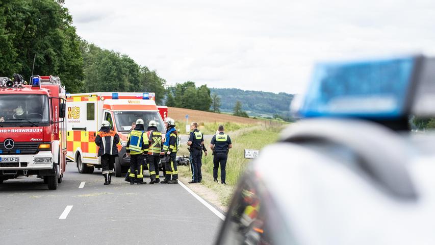 Am Donnerstag (26.05.2022) kam es auf der ST2740 zwischen Fronhof (Lkr. Erlangen-Höchstadt) und Kleinsendelbach zu einem Verkehrsunfall. Ein Motorradfahrer kam hierbei alleinbeteiligt von der Straße ab. Der Fahrer fuhr in einen Graben, fuhr dort noch circa 50 Meter weiter und blieb an einem Verkehrsschild hängen. Daraufhin überschlug sich das Zweirad und der junge Mann flog rund 30 Meter durch die Luft. Der Fahrer wurde bei dem Unfall schwer verletzt. Er wurde mit einem Hubschrauber in ein Krankenhaus gebracht. Der Bruder des Fahrers, der ebenfalls auf einem Motorrad fuhr, musste den schrecklichen Unfall mit ansehen. Weshalb der Mann von der Straße abkam, ist derzeit noch unklar. Foto: NEWS5 / Bauernfeind Weitere Informationen... https://www.news5.de/news/news/read/23646