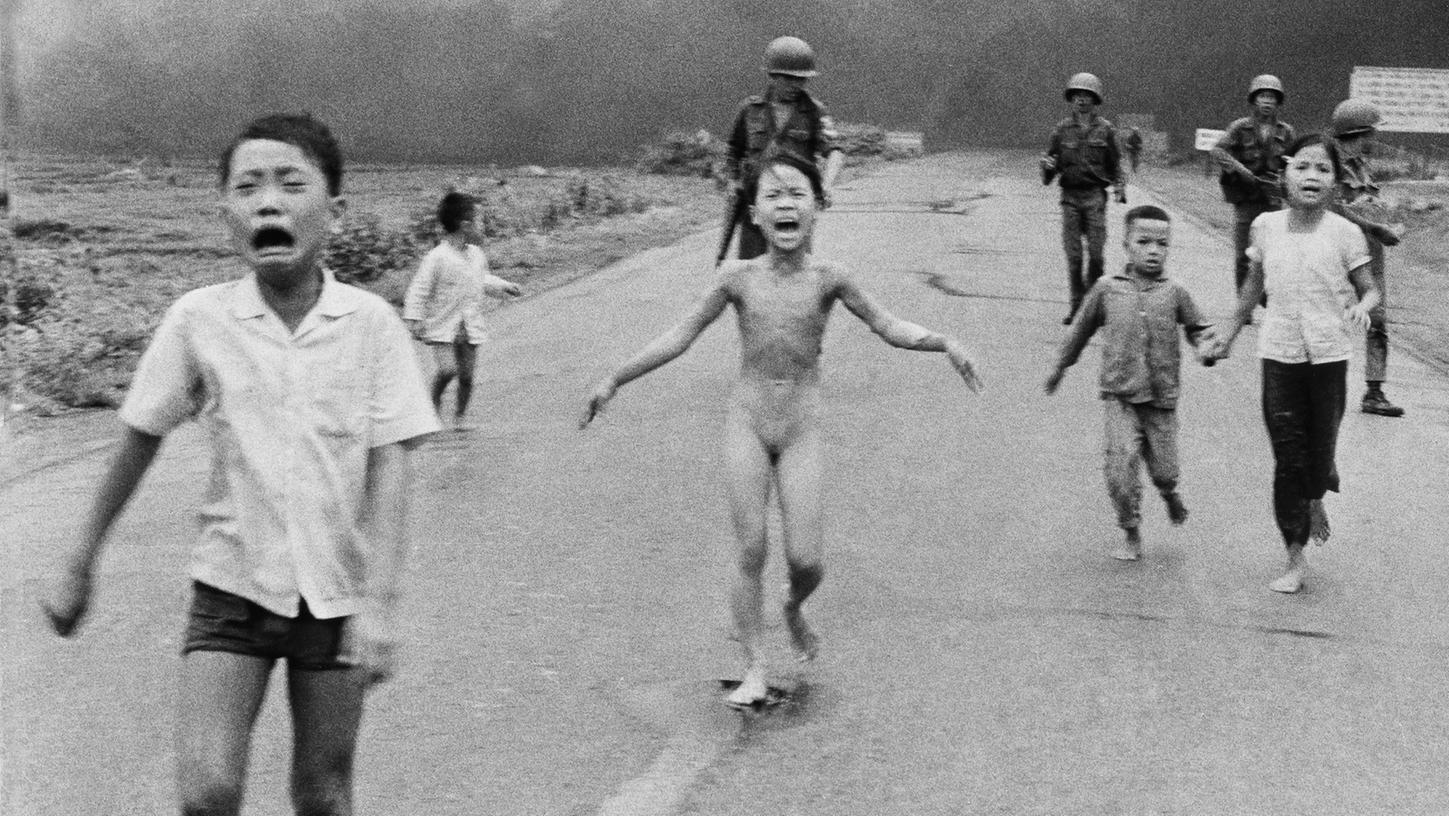 Die neunjährige Kim Phuc Phan Thi (Mitte) flieht nackt mit ihren Brüdern und Cousins vor einem Napalm-Angriff. Die neunjährige Kim Phuc Phan Thi (Mitte) flieht nackt mit ihren Brüdern und Cousins vor einem Napalm-Angriff.
