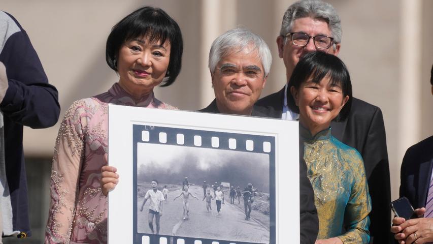 Der vietnamesisch-amerikanische Fotograf Nick Ut (Mitte), hält sein mit dem Pulitzer-Preis ausgezeichnetes Foto "Napalm Girl", flankiert von Phan Thi Kim Phuc (l), die auf diesem Foto abgebildet ist.