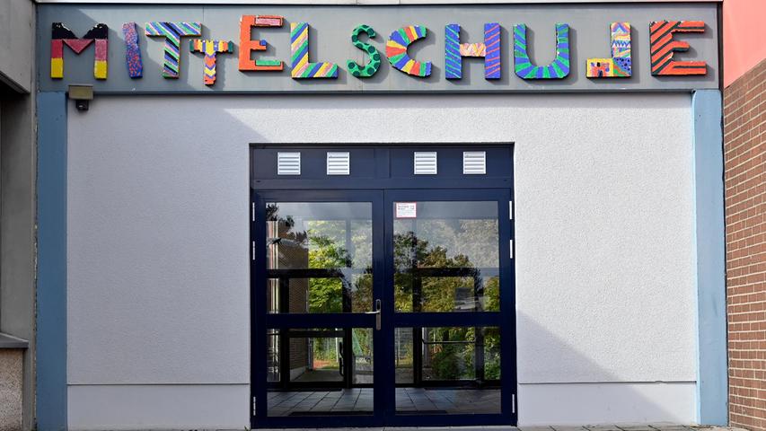 Die Erlanger Hedenus-Mittelschule war am Freitagmorgen komplett abgesperrt, nachdem die Polizei konkrete Hinweise auf eine mögliche Bedrohung erreicht hatten.
