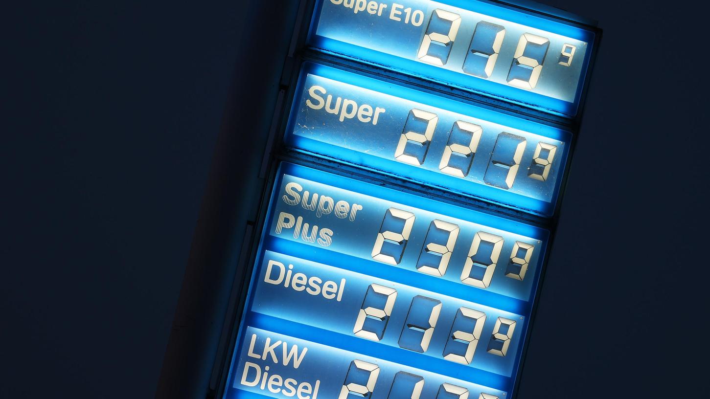 Vor den ab Juni geplanten Steuerentlastungen steigen die Benzinpreise nochmals deutlich an.