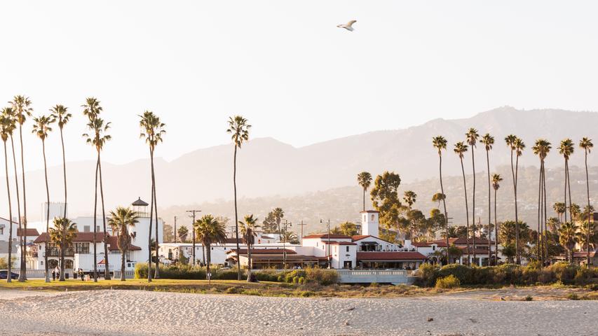 Weiße Häuser mit roten Ziegeldächern prägen das Stadtbild von Santa Barbara.