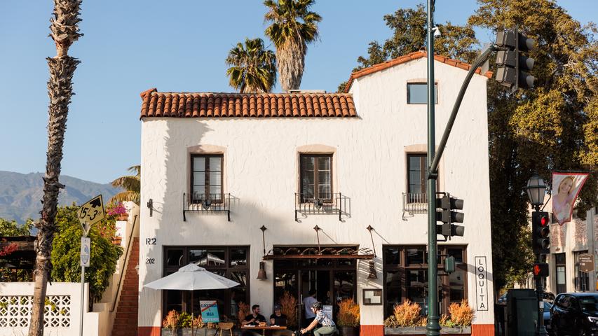 Weiße Häuser mit roten Ziegeldächern prägen das Stadtbild von Santa Barbara.