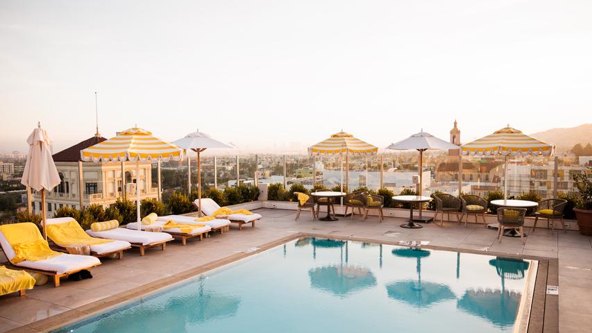 Schwimmen mit bester Aussicht im Thompson Hotel in Hollywood.