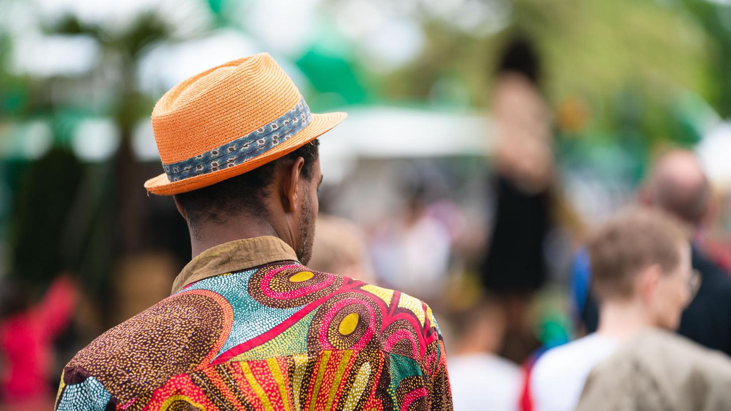 Reichlich bunt: Besucher auf dem Africa Festival an diesem Wochenende. Reichlich bunt: Besucher auf dem Africa Festival an diesem Wochenende.