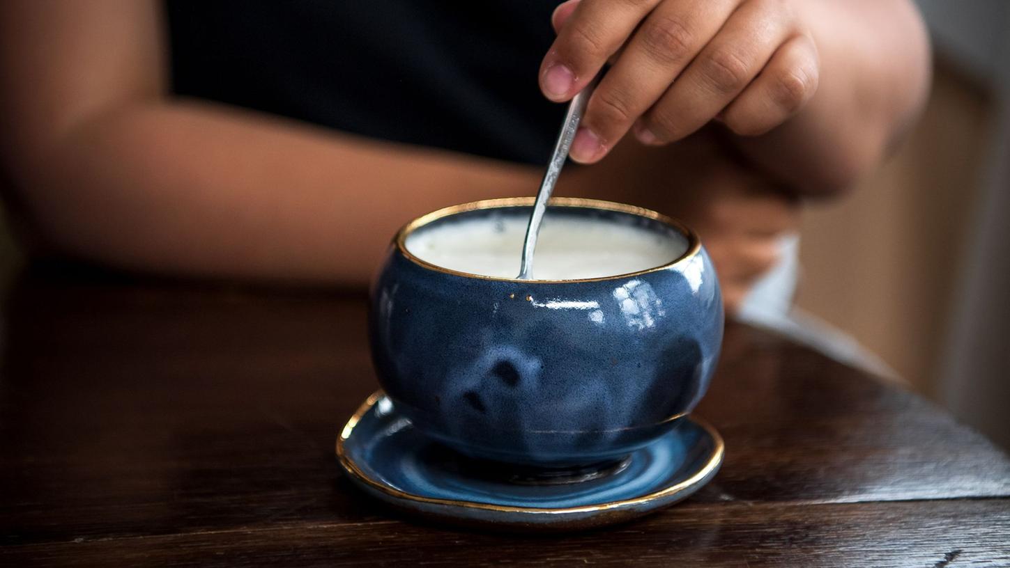 Hilft warme Milch beim Einschlafen? Forscher haben dies in einer Studie untersucht. Hilft warme Milch beim Einschlafen? Forscher haben dies in einer Studie untersucht.