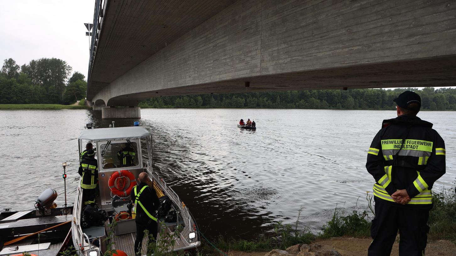 Rettungskräfte stehen am Ufer der Donau. Einige Kilometer flussabwärts wurde vor wenigen Tagen eine Kinderleiche aus dem Fluss geborgen.