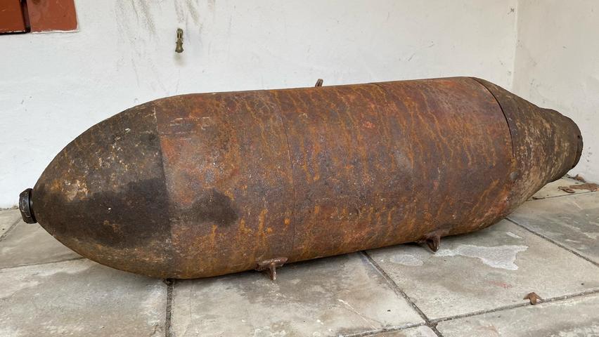 Diese Fliegerbombe wurde am 8. März 2021 auf dem Gelände des Ansbacher Bahnhofes gefunden und entschärft, sie liegt künftig im Markgrafenmuseum in Ansbach.