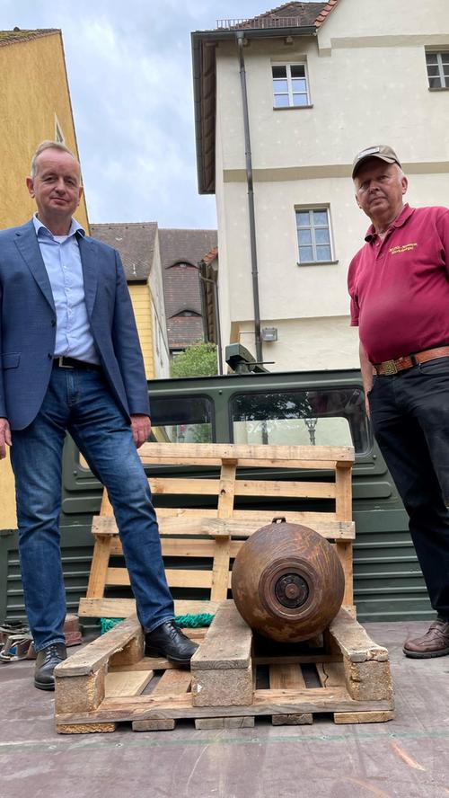 Auch das Muna-Museum in Marktbergel bekommt einen Fliegerbomben-Blindgänger, den Ansbachs Oberbürgermeister Thomas Deffner (links) an den Vereinsvorsitzenden Friedrich "Fritz" Wittmann übergab.