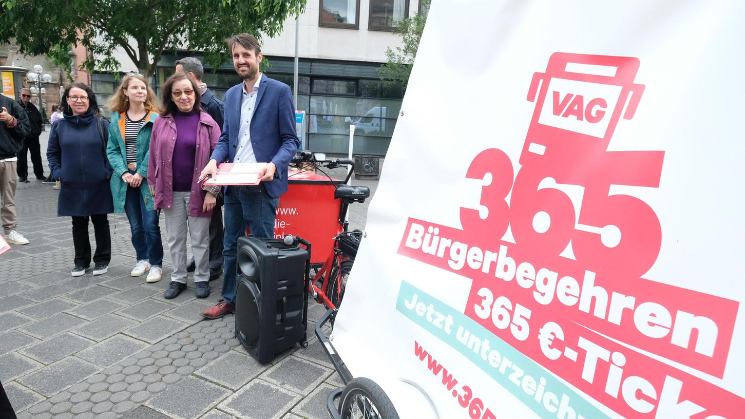 Linken-Stadtrat Titus Schüller (rechts) sammelt weiter Unterschriften für ein Bürgerbegehren. Unterstützt wird er von Regina Schleser (NGG), Linken-Landessprecherin Kathrin Flach Gomez und Rotraud Brückner (VCD, von links). 