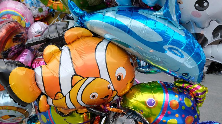 Mit Leichtigkeit nach oben: Von Nemo bis Pinguin reicht die große Auswahl an Helium-Luftballons.  Alle Infos zum Neumarkter Frühlingsfest finden Sie hier. 