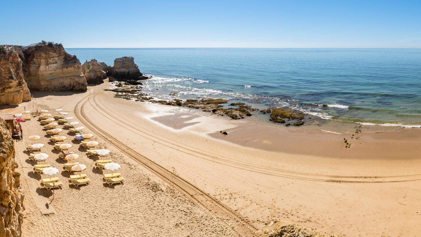 So kennen wir Portugal: klares blaues Wasser, schöne Strände, eindrucksvolle Klippen. Doch zur Zeit hat das Land mit dem Corona-Subtyp BA.5 zu kämpfen.