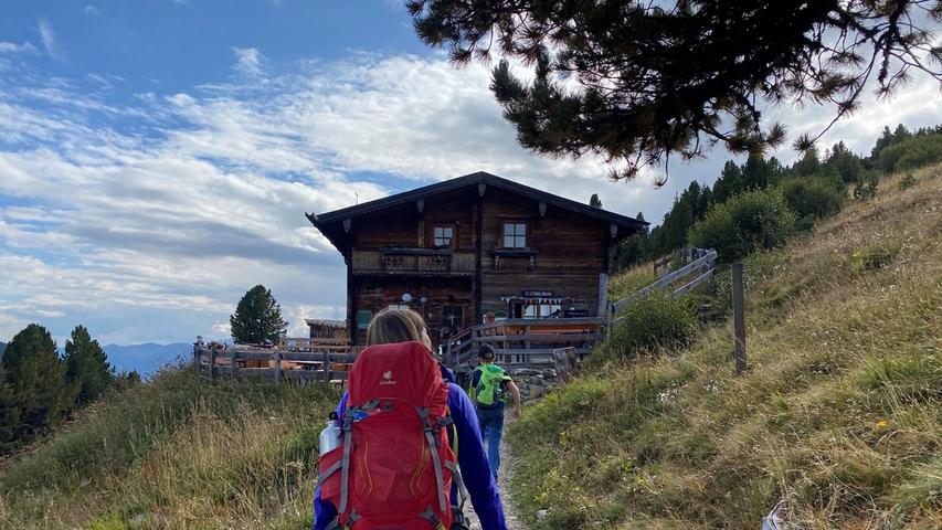 Mit der Patscherkofel-Bergbahn geht es auf 1952 Meter Höhe. Von dort aus beginnt eine schöne und kindgerechte Wanderung zur Boscheben-Hütte.