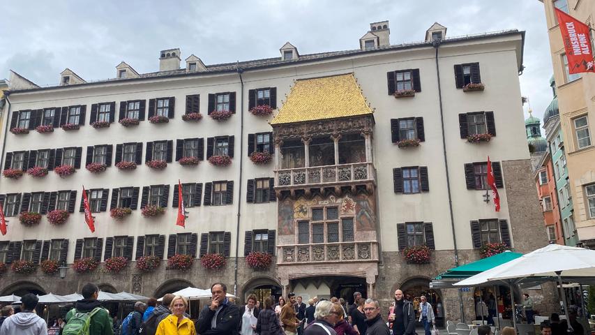 Beim Stadtbummel in Innsbruck gehört das "Goldener Dachl" zum Pflichtprogramm. Tirols Metropole hat noch viel mehr zu bieten, für einen Besuch mit Kindern bietet sich eine Rundfahrt mit dem Bus an, die jeden Tag mehrfach angeboten wird und einen guten Eindruck der Vielfalt Innsbrucks vermittelt.