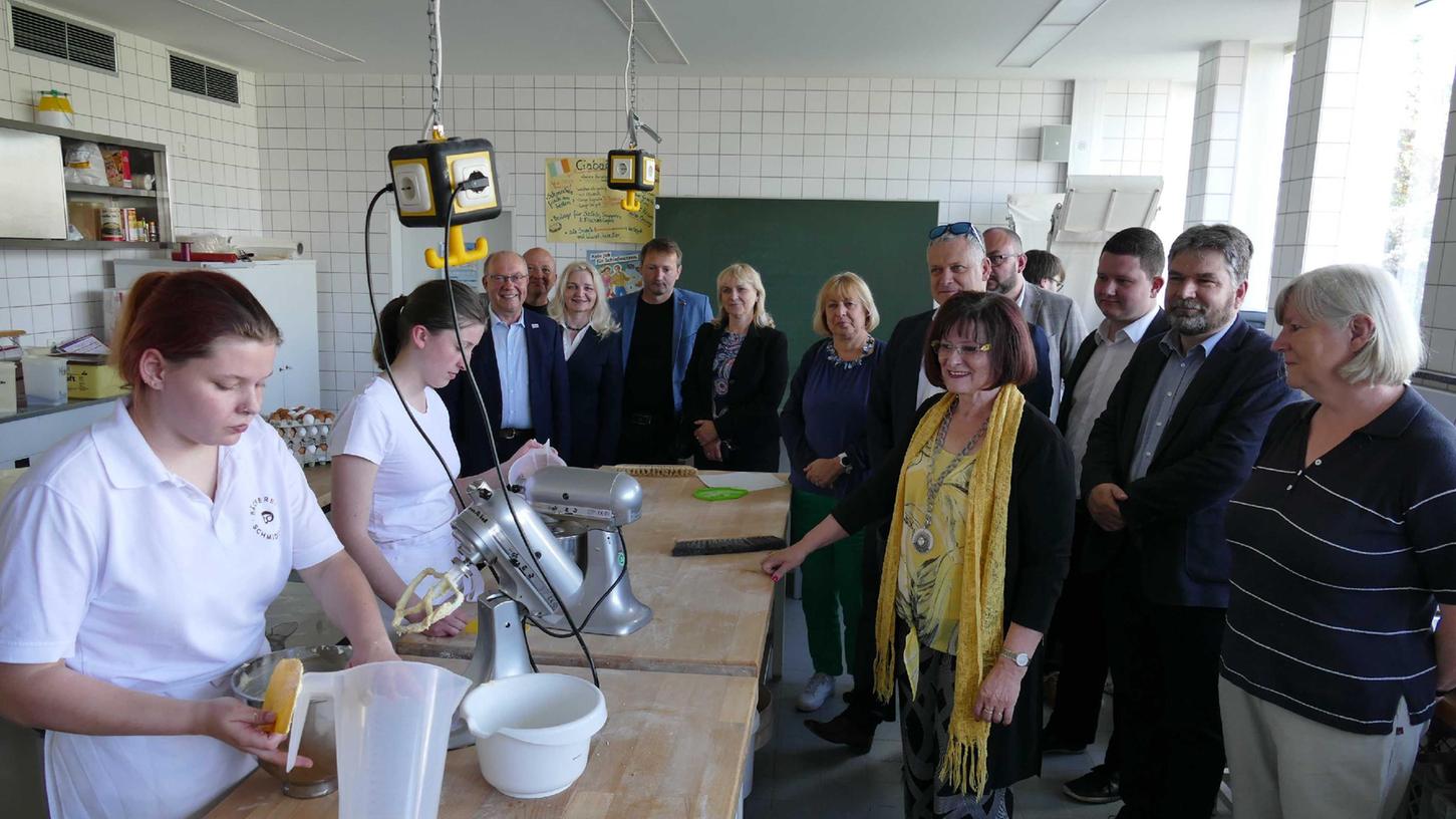 Eine Delegation tschechischer Politiker und Schulleiter aus Südmähren war mehrere Tage in Mittelfranken zu Gast und ließ sich unter anderem an der Berufsschule in Weißenburg die Duale Ausbildung erläutern.
Eine Delegation tschechischer Politiker und Schulleiter aus Südmähren war mehrere Tage in Mittelfranken zu Gast und ließ sich unter anderem an der Berufsschule in Weißenburg die Duale Ausbildung erläutern.