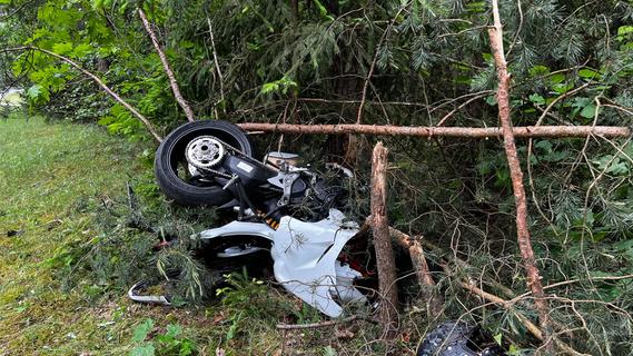 Frontal gegen Baum geprallt: 28-jährige Motorradfahrerin stirbt bei Röthenbach