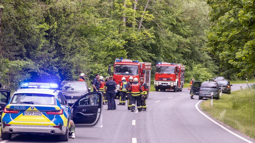 Schwerer Unfall in Franken: 28-Jährige prallt mit Motorrad gegen Baum und stirbt