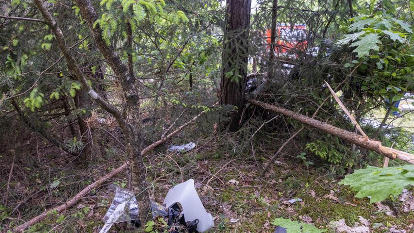 Schwerer Unfall in Franken: 28-Jährige prallt mit Motorrad gegen Baum und stirbt