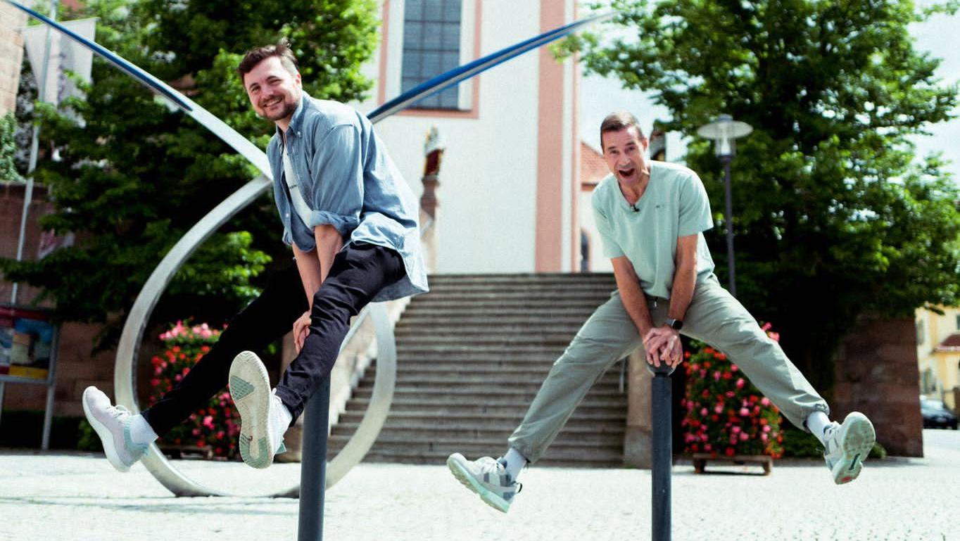 Hatten ihren Spaß in Hilpoltstein (hier vor der Residenz): TV-Promi Kai Pflaume (links) stattete dem YouTuber Phil Laude einen Besuch ab.