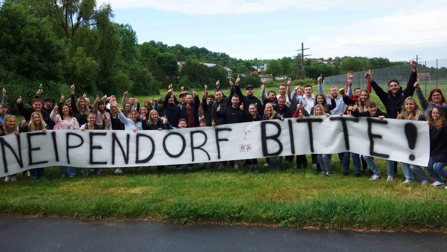 Daumen hoch für das „Kneipendorf“: Trotz Starkregens wurde ein eindrucksvolles Signal gegen dessen Absage gesetzt.