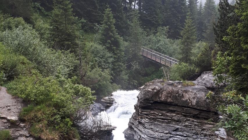 Über sieben Brücken musst Du gehen: Der Wanderweg "Trutg dil Flem" führt immer dem Gebirgsbach entlang hinunter nach Flims.