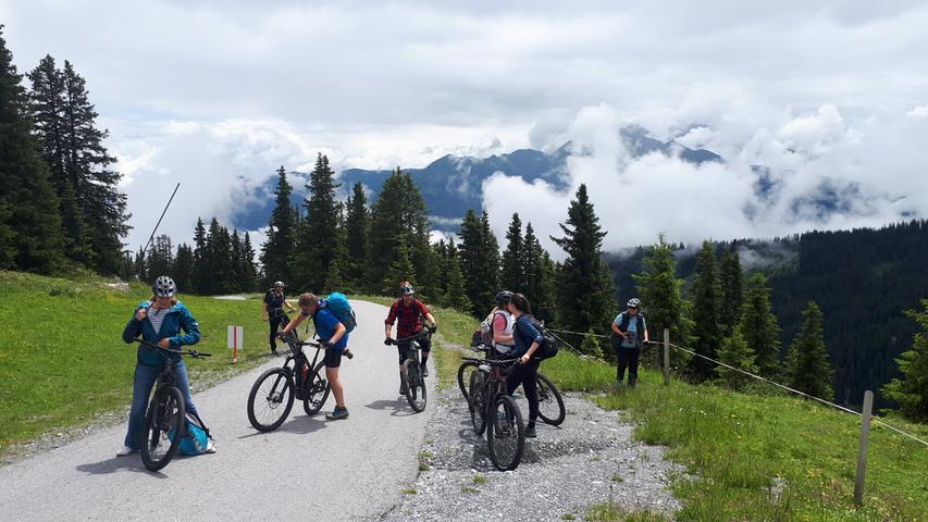 Verschnaufpause auf dem Weg zur Nagens-Alm: Mit E-Mountainbikes sind auch lange Steigungen über Forststraßen und Almrouten gut zu bewältigen. 
