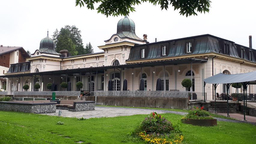 Der Belle-Epoque-Pavillon des Hotels Flims-Waldhaus ist von einem weitläufigen Park umgeben.
