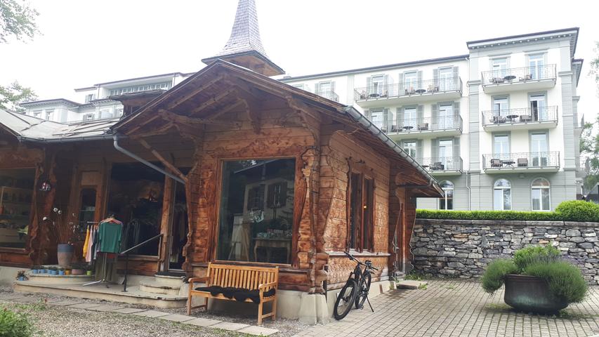 Sieht aus wie ein Pförtnerhäuschen, ist aber eine Boutique an der Auffahrt zum Hotel Flims-Waldhaus.