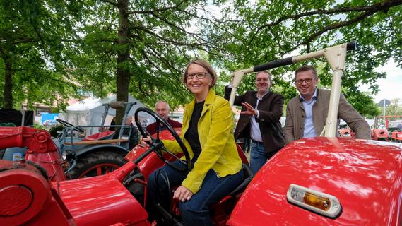Agrarschau in Neumarkt: Wenn MdB Susanne Hierl den feuerroten Porsche entert
