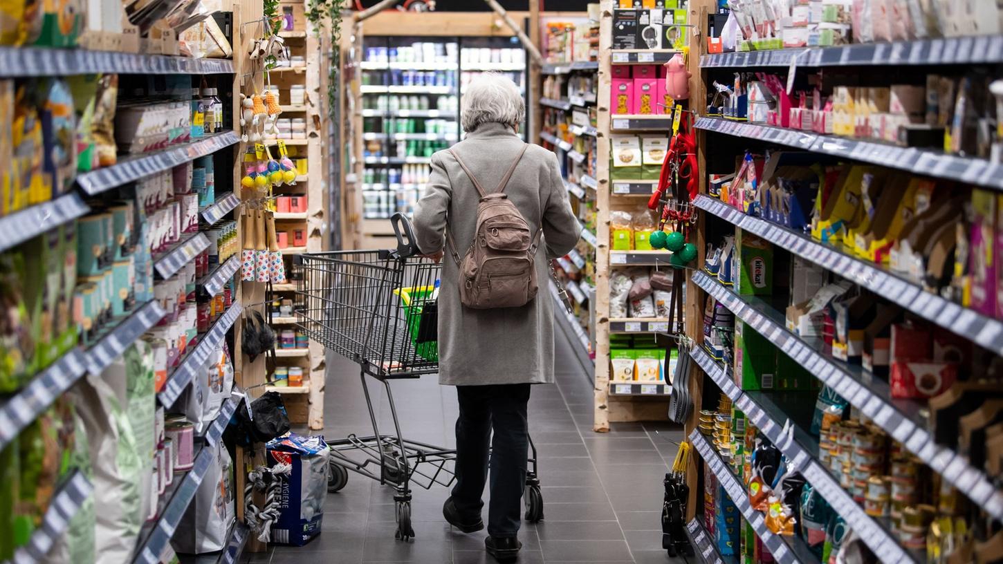 Der Discounter Aldi senkt die Preise: Mitten in der Grillsaison geraten die Preise für Hackfleisch, Bratwurst und Steaks ins Rutschen.
Der Discounter Aldi senkt die Preise: Mitten in der Grillsaison geraten die Preise für Hackfleisch, Bratwurst und Steaks ins Rutschen.