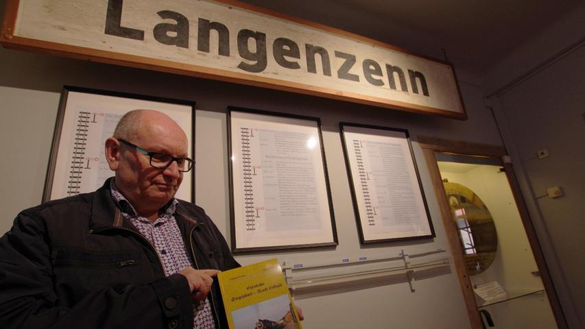 Gerhard Striegel vom Heimatverein präsentierte das neue Buch "Eisenbahn Siegelsdorf - Markt Erlbach" unter dem Original-Bahnsteigschild.
