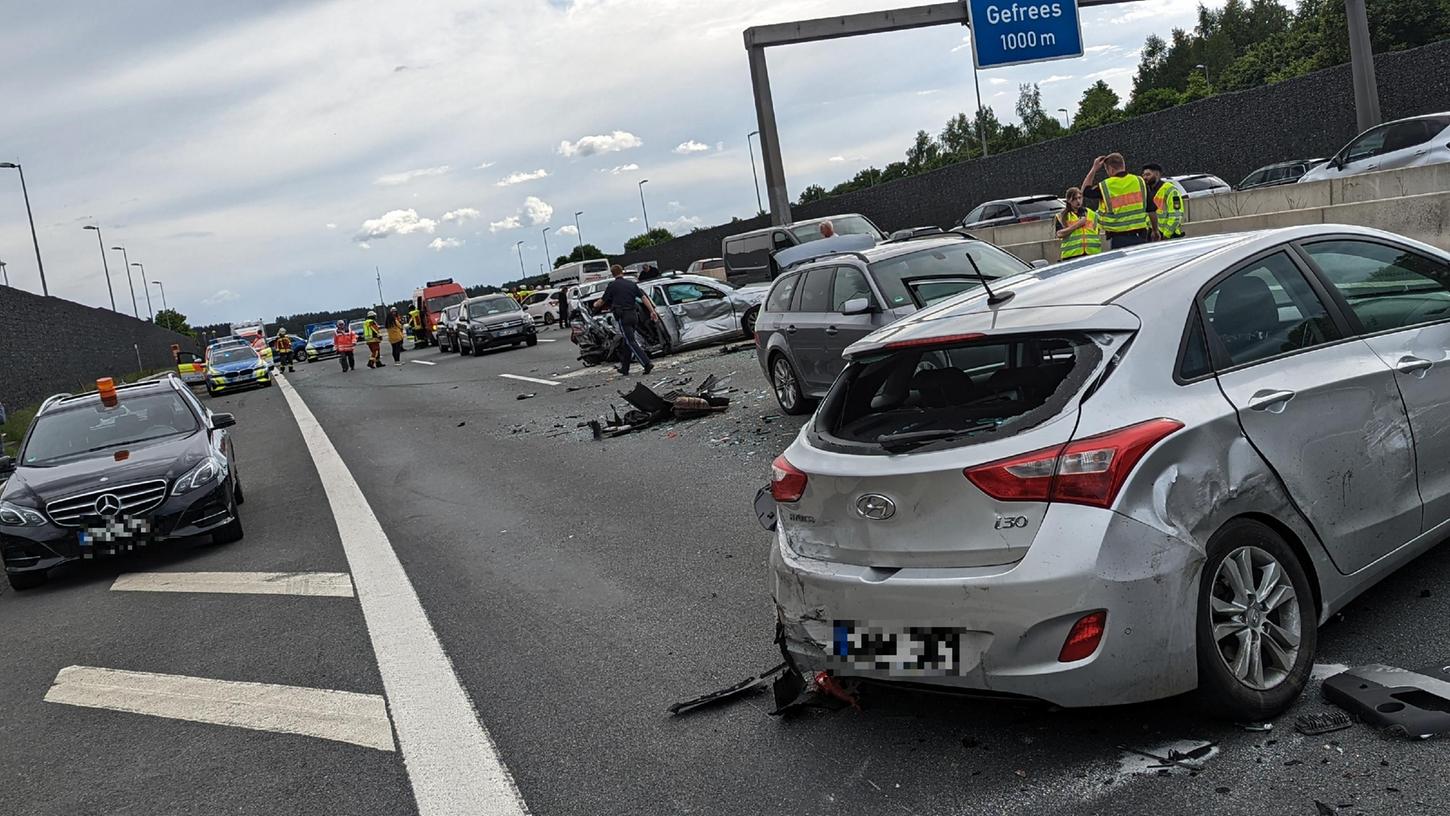 Die A9 ist seit Stunden gesperrt - und wird es wohl noch eine Zeit lang bleiben. Die A9 ist seit Stunden gesperrt - und wird es wohl noch eine Zeit lang bleiben.