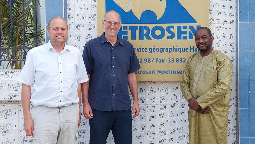 Der Generaldirektor der staatlichen Energiegesellschaft Petrosen Holding (Societé des Pétroles du Sénégal), Adamo Diallo, empfing Windfried Klinger (Mitte) und Dr. Gerhard Brunner (links) in der Konzernzentrale in Dakar.
