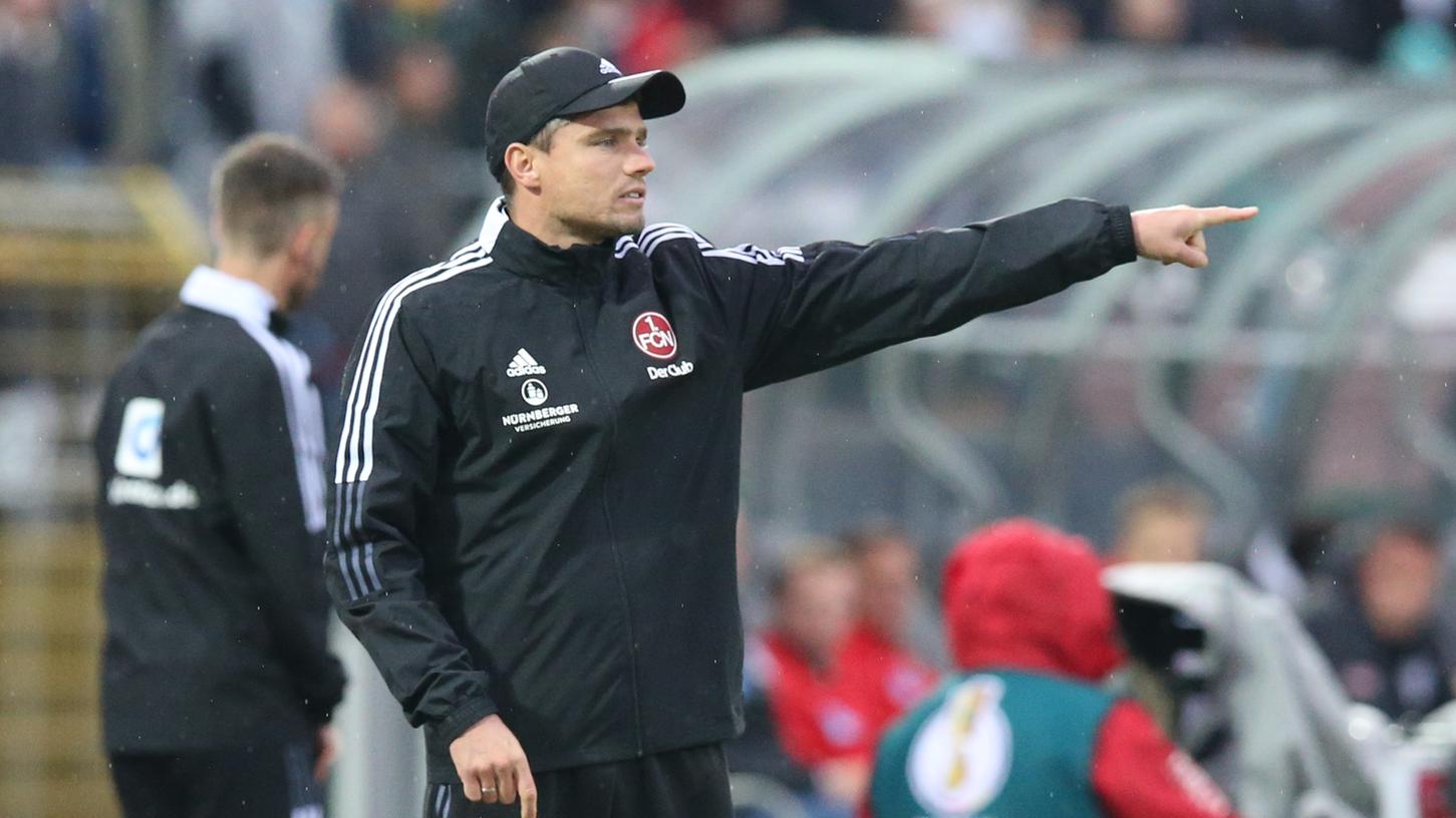 Da geht's nach Kaan-Marienborn! Club-Coach Robert Klauß - hier bei Nürnbergs letzter Erstrunden-Aufgabe in Ulm - scheint den Weg zu kennen. Da geht's nach Kaan-Marienborn! Club-Coach Robert Klauß - hier bei Nürnbergs letzter Erstrunden-Aufgabe in Ulm - scheint den Weg zu kennen.