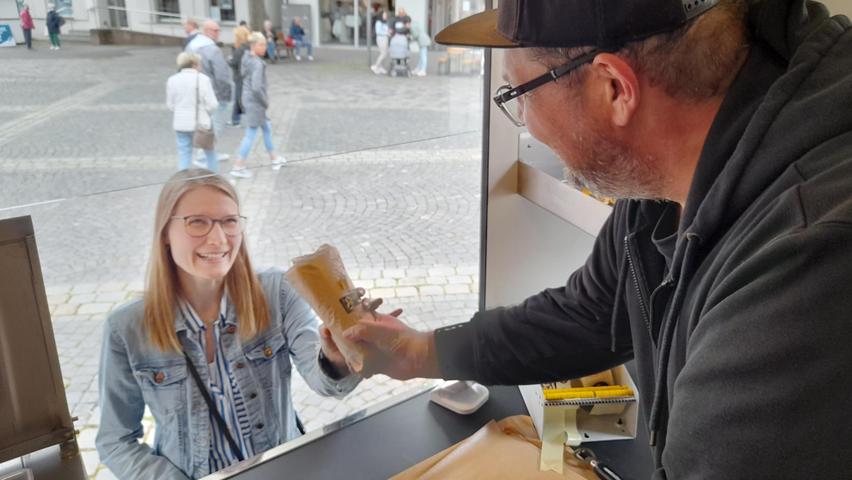 Ähnlich erging es Mesut Meral mit seinem Kaffeestand, der dank einer Kooperation mit der Stadt Fürth auf einem öffentlichen Platz stehen durfte. Mit drei Jahren Betriebsalter ist er der jüngste Trucker und zum ersten Mal in Schwabach dabei.